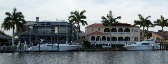 Cape Coral, 600kms de voies d'eau entièrement crées par l'homme. De TRES grandes moustiquaires pour se protéger... des bestioles volantes en tous genres.