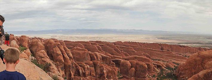 CanyonLands Park, Alexandre tout près des Double Arches!